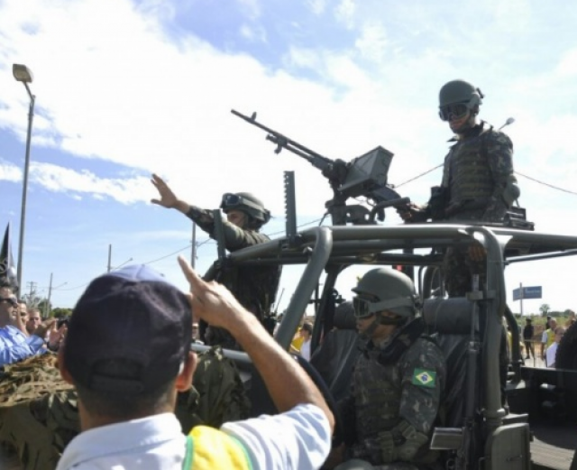 Forças policiais e do Exército patrulham a avenida durante o protesto contra a visita de Dilma ao Estado (Foto: CG News)
