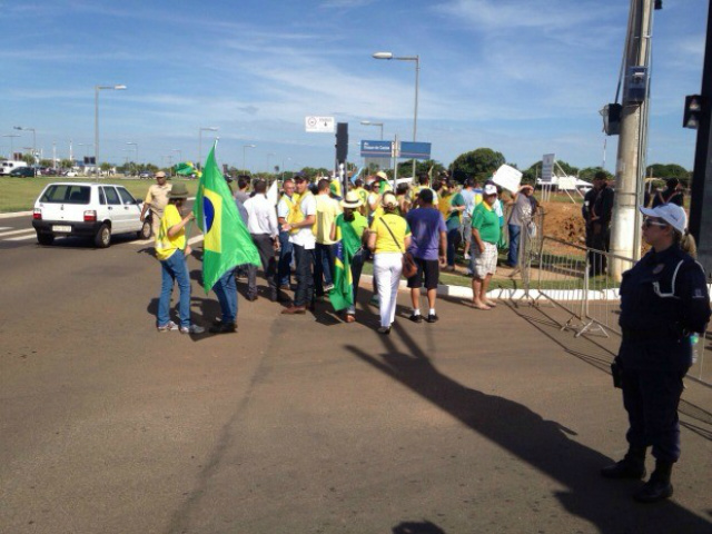 Grupo de manifestantes contrário à vinda de Dilma a Campo Grande faz protesto na avenida por onde a presidenta passou (Foto: G1MS)