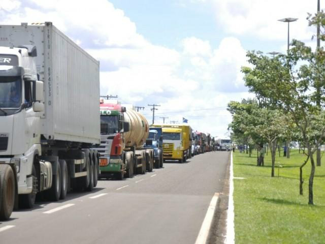 Um congestionamento de quatro quilômetros já é sentido nos quatro lados da rotatória (Foto: CG News)