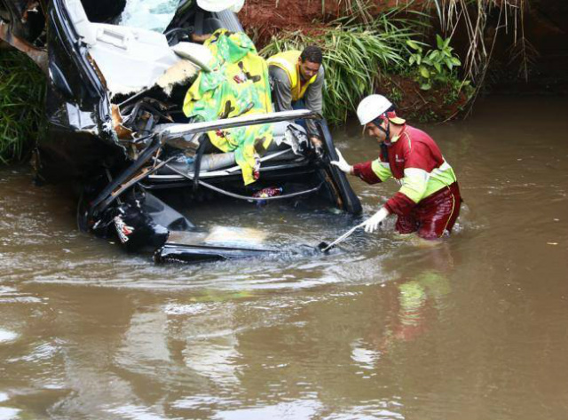 O veículo Hillux ficou submerso, enquanto o corpo da mulher identificada A.N.C, de 36 anos ficou preso nas ferragens (Foto: Divulgação) 