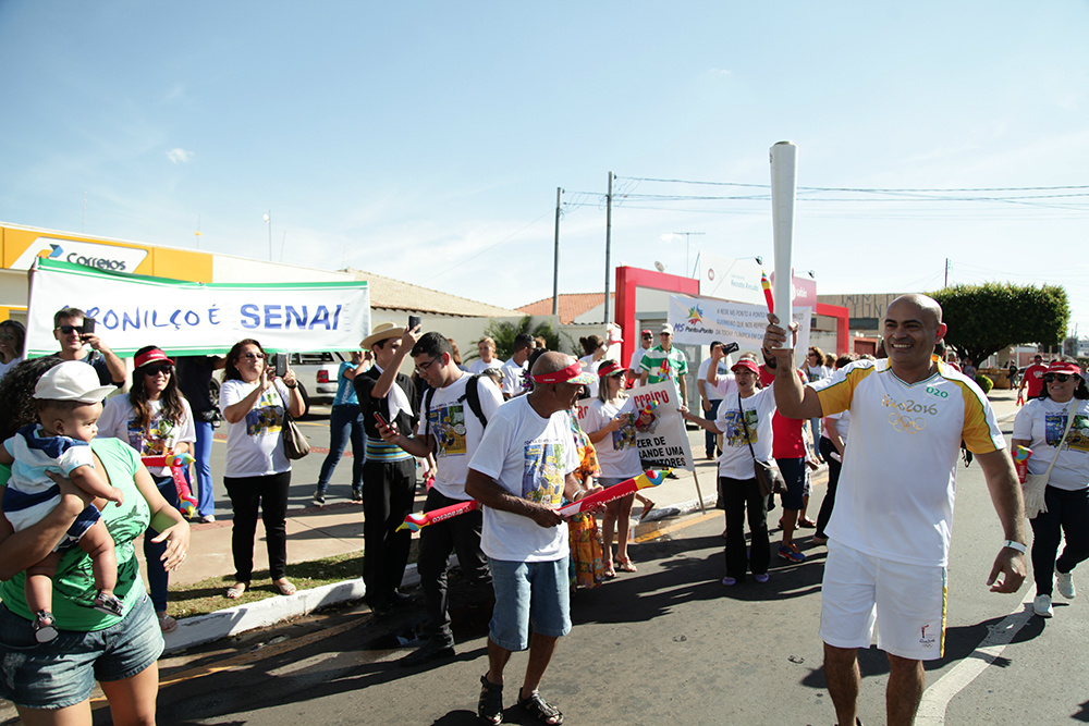 Ronilço Guerreiro participa do revezamento da Tocha Olímpica em Campo Grande. (Foto: Assessoria)