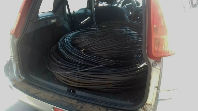 Os fios de fibra ótica estavam no porta malas do véiculo do funcionário terceirizado. (Foto: assessoria)