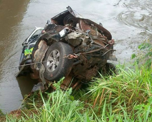 Hilux caiu no rio Santa Luzia e ficou submersa. (Foto: Divulgação).