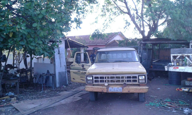 O caminhão, junto às toras de madeira de eucalipto, foi apreendido pelos policiais (Foto: SIG Três Lagoas)