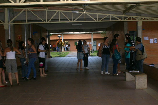 Alunos pedem professores qualificados na UFMS de Três Lagoas Os alunos querem professores qualificados ministrando as aulas
Foto: Camila Carvalho