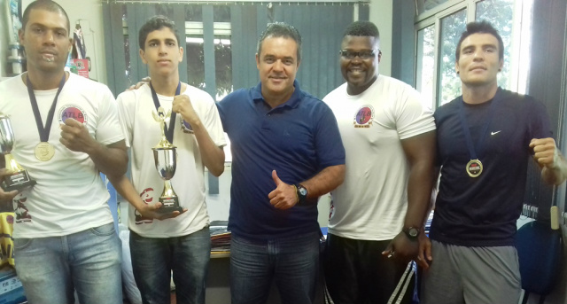 Vencedores Campeonato de Boxe em visita à Sejuvel. (Foto: assessoria)
