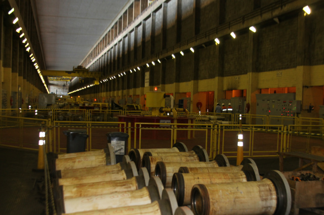 Interior da usina onde estão instaldas as turbinas, há mais de 25 metros de profundidade do leito do reservatório (Foto: Ricardo Ojeda/Arquivo)