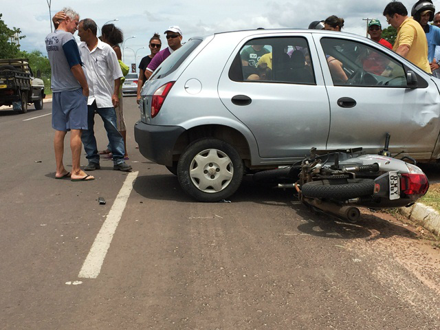 A moto foi parar embaixo do carro; o acidente atraiu vários curiosos, sendo que a via foi interditada para atendimento à vítima (Foto: Marco Campos)