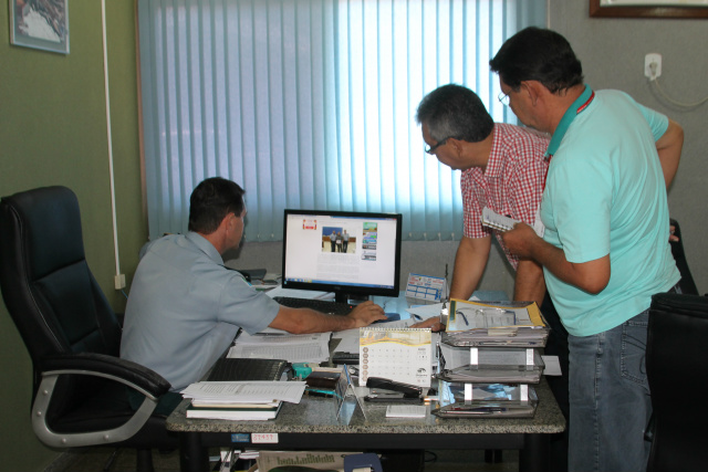O comandante mostrou aos jornalistas os dados que apontam o índice de criminalidades em Três Lagoas (Foto: Diego Follot)