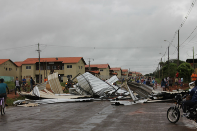 O teto de um alojamento foi arrancado e voou cerca de 50 metros, atingindo casas próximas no Jardim Carandá (Foto: Ricardo Ojeda)