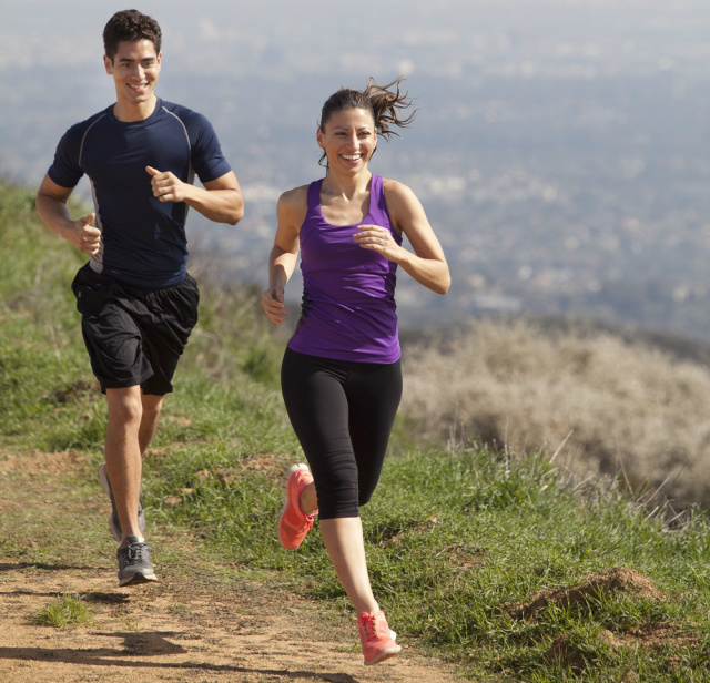 Caminhada rápida ou corrida lentas podem ser eficientes, diz fisioterapeuta (Foto: Getty Images).