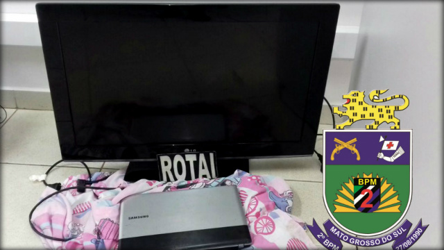 O televisor e o notebook foram encontrados durante diligência na residencia, enrolados em um lençol (Foto: Assessoria)