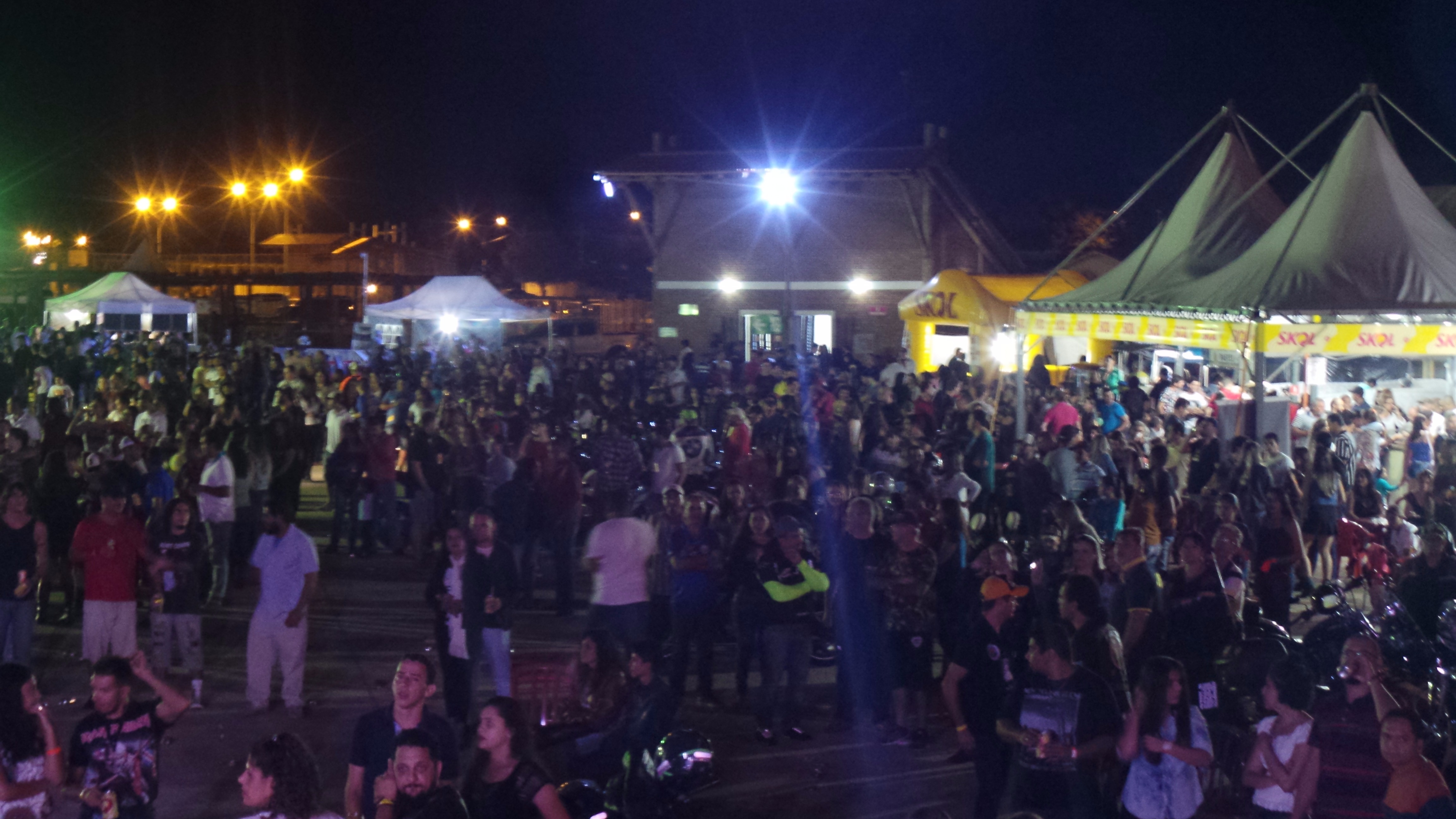 
Quantidade de público que compareceu na segunda noite do evento superou as expectativas dos organizadores do Moto Ribas (Foto: Ricardo Ojeda)
