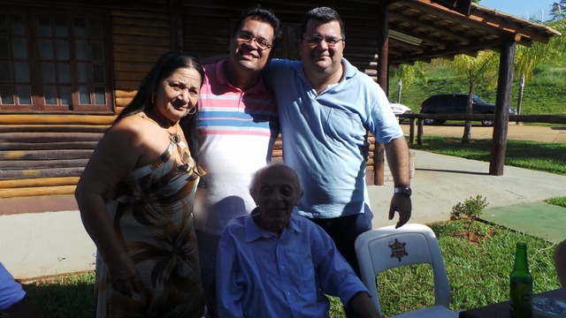 Marcio Oliveira, junto com sua família recebeu grupo de amigos para comemorar idade nova (Foto: Ricardo Ojeda)