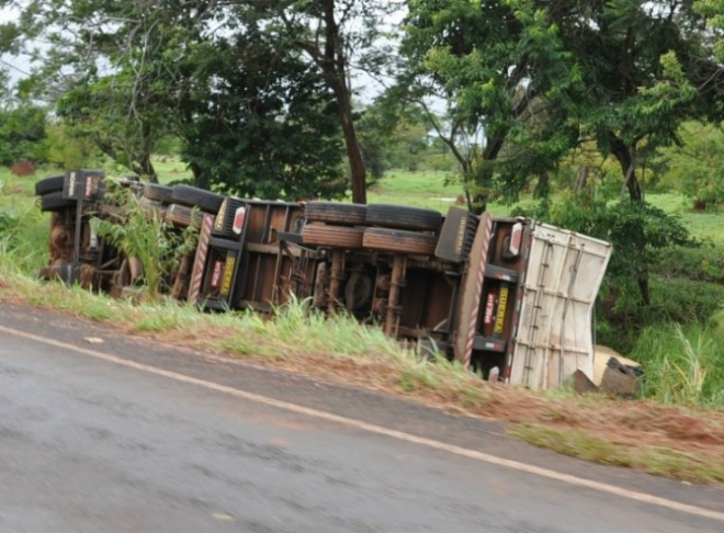 Carreta tomba a cerca de 20 km de Batayporã