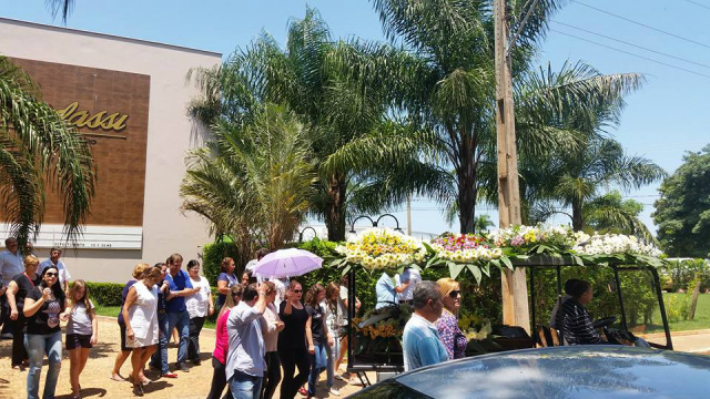 Familiares e amigos acompanharam o cortejo para a última morada de Reginaldo Floriano. (Foto: Ricardo Ojeda)