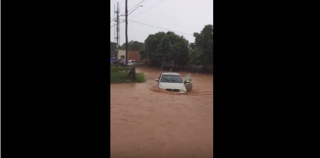 Família teve carro arrastado pela força da água das chuvas que atingiram Três Lagoas ontem (7). (Divulgação). 