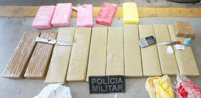 Foi constatado serem 11 tabletes de maconha com o peso total de 11 kg 860 g e 5 tabletes de cocaína com o peso total 5 kg 44 g (Foto: Divulgação/Assecom)