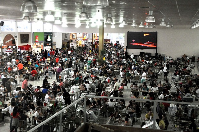 As ofertas e promoções realizadas pelo Shopping China atrai grande participação de público (Foto: Assessoria) 