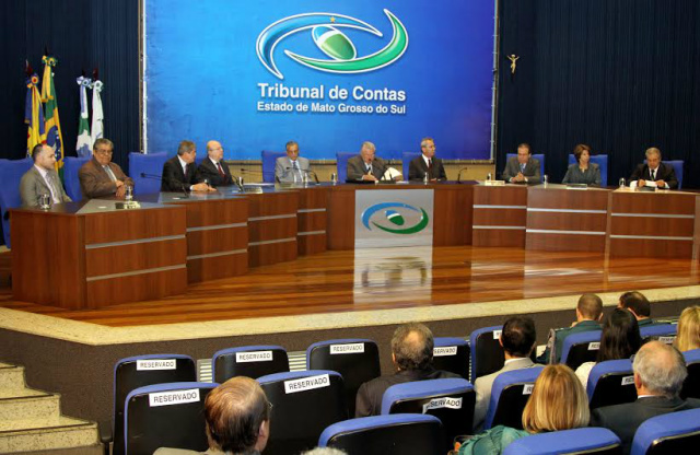 A mesa diretora que conduziu a cerimônia de posse dos novos auditores (Foto: Divulgação)