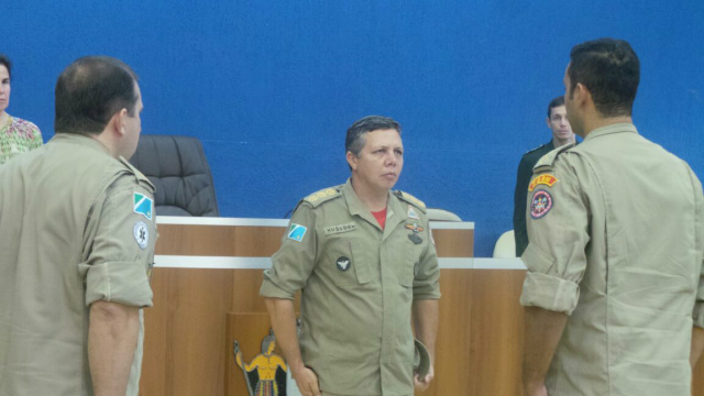 À esquerda o tenente coronel Marcelo Olassar e à direita o atual comandante do 5º Grupamento do Corpo de Bombeiros de Três Lagoas, Leandro Arruda, durante a cerimônia de posse. (Foto: Ricardo Ojeda)