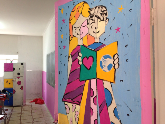 Porta e armário da escola decorados com motivos do famoso artista plástico Romero Britto (Foto: Guta Rufino/Perfil News)