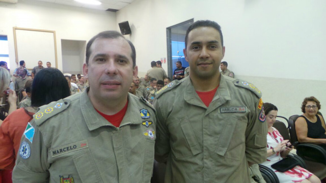 Os tenentes-coronéis Olassar e Arruda, antes da cerimônia de posse. (Foto: Ricardo Ojeda)