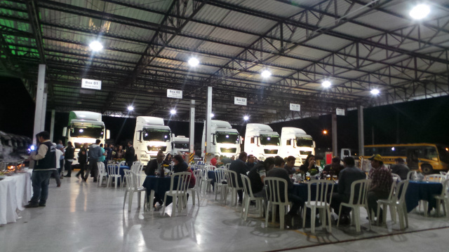 Direção da Granfer promoveu uma noite festiva para comemorar a negociação com a Eldorado Brasil Celulose que resultou na venda de 70 caminhões MAN. O evento reuniu a diretoria da concessionária, colaboradores e funcionários da fábrica de celulose (Foto: Ricardo Ojeda)  