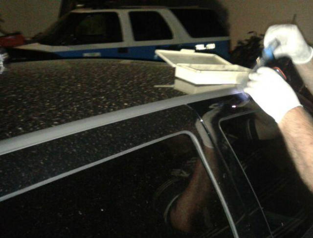 Suspeito de assassinar policial teria sido morto; polícia caça comparsa Gol roubado foi levado para Depac e passou por perícias (Foto: Rafael Bueno - Correio do Estado)