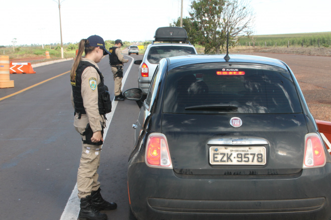Operação Ropdovida é realizada nas estradas federais pela PRF (Foto: Nelson Roberto)