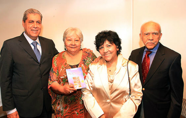 Puccinelli recebeu homenagem do escritor brasileiro Domicio Coutinho (Foto: Rachid Waqued)