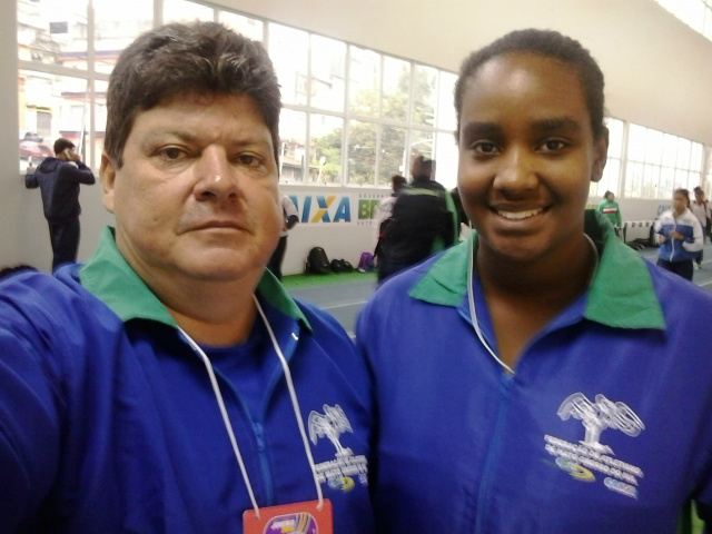 A atleta Monique e o técnico Reynaldo agradecem o apoio da Prefeitura, por meio da Sejuvel. (Foto: Assessoria)