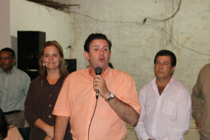 Eduardo Rocha fala aos partidários da pré-candidatura de MOnike Lima. 