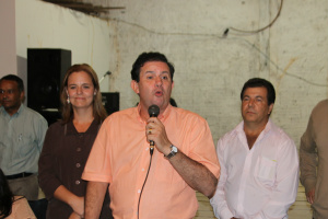 Vereadora do PMDB e lançada à Prefeitura de Santa Rita do Pardo Eduardo Rocha fala aos partidários da pré-candidatura de MOnike Lima.