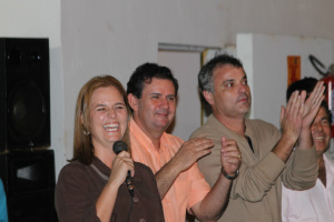 Monike, Eduardo Rocha e André Lima comemoram pré-lançamento.