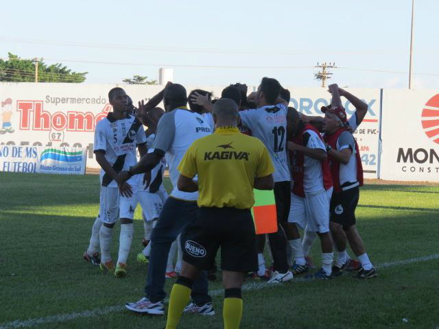 Jogadores do Misto comemoram a vitória sobre o Aquidauanense, quando venceu por 3 a 1, no Madrugadão (Foto: Facebook)