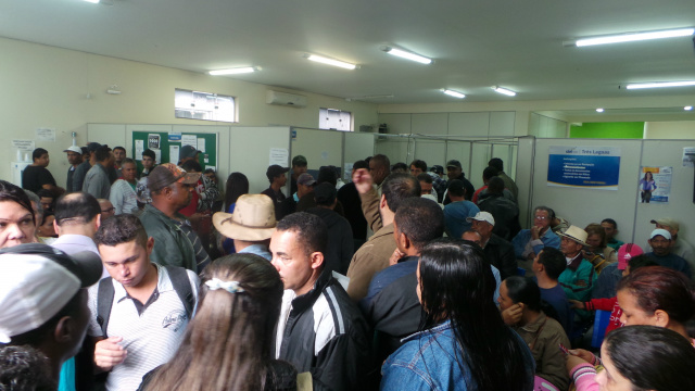 Trabalhadores de Três Lagoas e de várias regiões do país lotam o Ciat e agência de empregos em busca de vagas no mercado de trabalho (Foto: Patrícia Miranda)