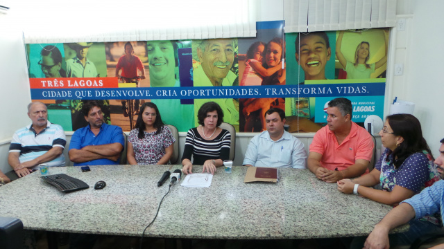 Ao lado dos secretários a prefeita de Três Lagoas, Marcia Moura anunciou a medida para conter gastos, com a demissão de mais de 400 servidores (Foto: Ricardo Ojeda)