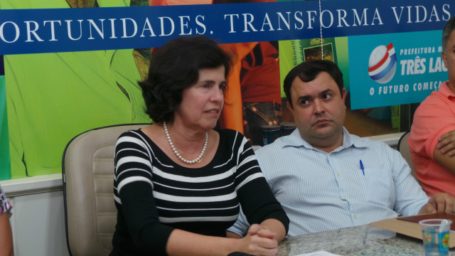 Ao lado do secretário de Finanças e Controle, Marcia mostrou semblante preocupado com as medidas tomadas devido à crise que atingiu a prefeitura (Foto: Ricardo Ojeda)  