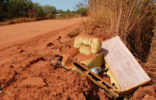 População de Nova Andradina não respeita ecoponto Quantidade considerável de entulho ainda pode ser encontrada em locais inadequados (Foto: Germino Roz)