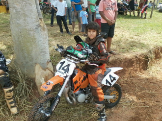 Pilotos três-lagoenses se preparam para disputar BR de Motocross em casa Gabriel Ponce é o piloto três-lagoense mais novo na competição. Foto: Arquivo Pessoal