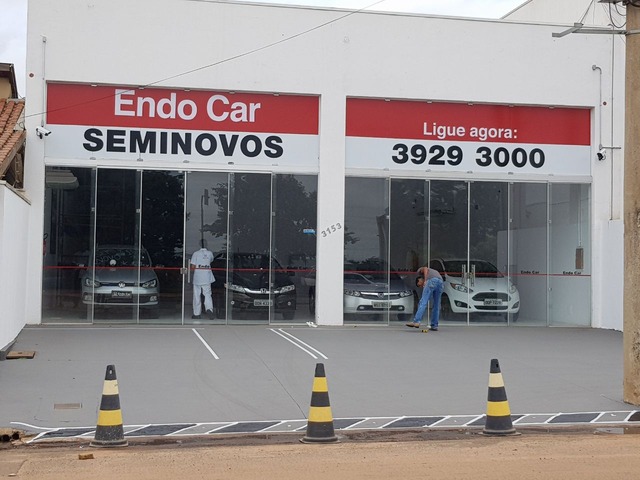 Vários preparativos estavam sendo feitos no local onde vai funcionar a loja de seminovos da Endo Car. (Foto: Ricardo Ojeda)