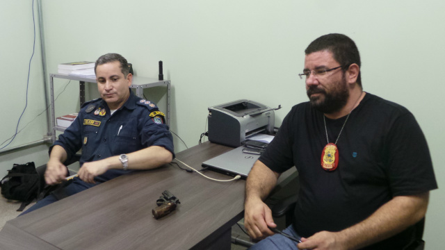 O sub-comandante do batalhão local, major Élcio Almeida e o delegado Thiago Passos explicaram em coletiva que o crime e as prisões ocorreram em menos de 48 horas (Foto: Ricardo Ojeda)