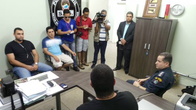 Jornalistas e os policiais que participaram da operação durante coletiva na tarde desta quarta-feira na sede da SIG (Foto: Ricardo Ojeda)
