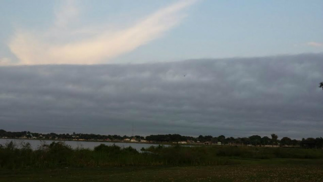 Logo no começo da manhã em Três Lagoas, quem fazia caminhada pela orla da Lagoa Maior presenciava o belo espetáculo da natureza: grossas nuvens encobrindo parcialmente a aparição do sol (Foto: Ricardo Ojeda)