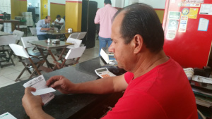 O empresário , Venusino de Almeida Giolando, que tem dois restaurante na cidade não esconde o entusiasmo ao falar sobre o que espera para os próximos meses (Foto: Ricardo Ojeda)