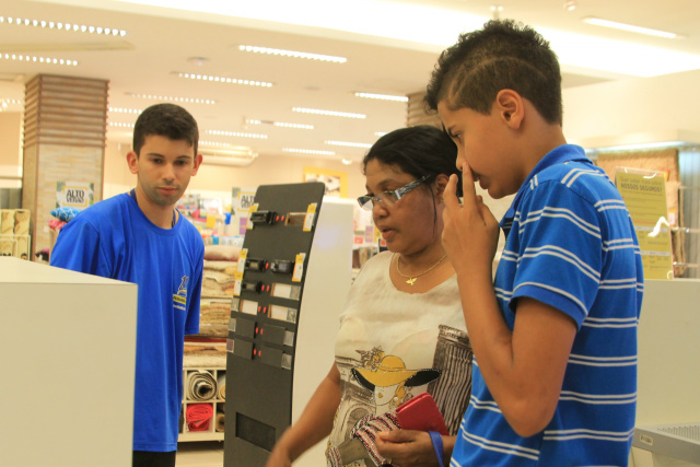 Consumidores optam por verificar preços pesquisando em várias lojas para efetuar a compra (Foto: Tamyres Tattye)