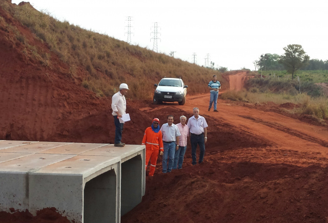 Dirceu Deguti e empresários durante visita às obras no Córrego da Onça, onde estão sendo construídas galerias (Foto: Ricardo Ojeda)