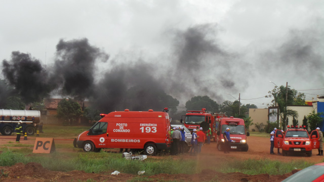 Foi demonstrado um cenário de colisão, entre dois veículos, um caminhão que carregava produtos químicos e um ônibus escolar que transportava crianças, no qual houve feridos (Fotos: Ricardo Ojeda)