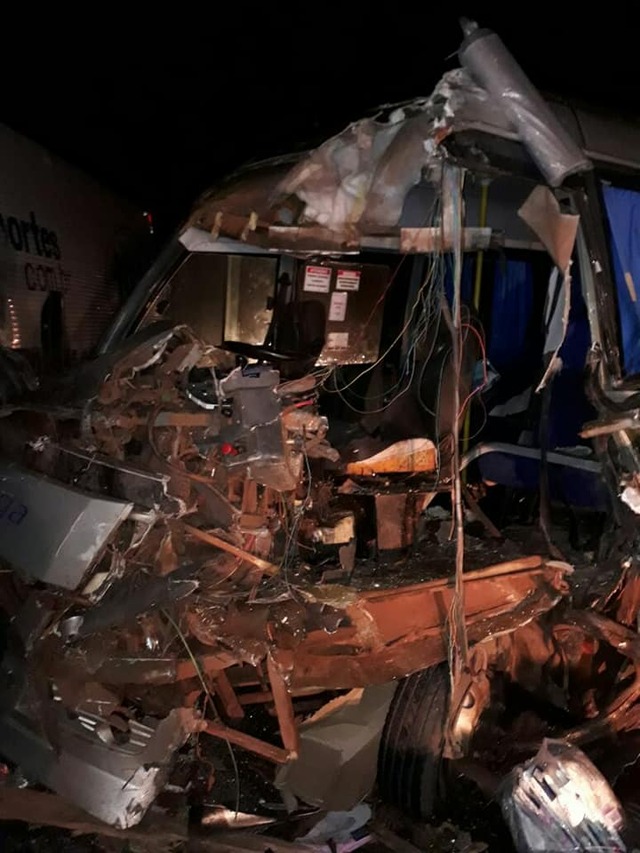 Micro-ônibus ficou completamente destruído com a colisão. (Foto: Divulgação/ Corpo de Bombeiros)